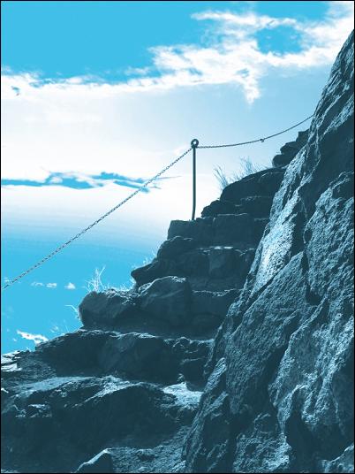 מדרגות סלע על צלע הר פוג'י, עם מעקה משרשראות