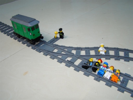 דילמת הקרונית: מסילת רכבת עם הסתעפות, קרונית, חמישה אנשים כבולים על המסילה ואדם אחד כבול על המסילה הצדדית