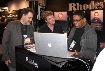 ג'ו ברנדסטטר (משמאל) והרבי הנקוק (מימין), לצד רודס סימן 7 בתערוכת NAMM 2010