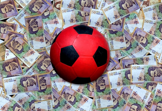 כסף וכדורגל (אילוסטרציה)