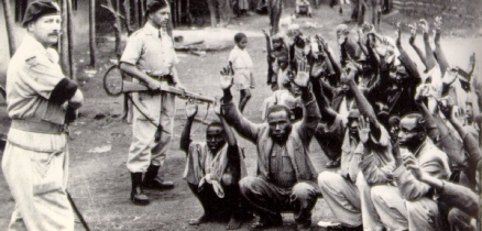 חיילים בריטיים עוצרים חשודים בהשתתפות במרד מאו מאו, קניה 1954